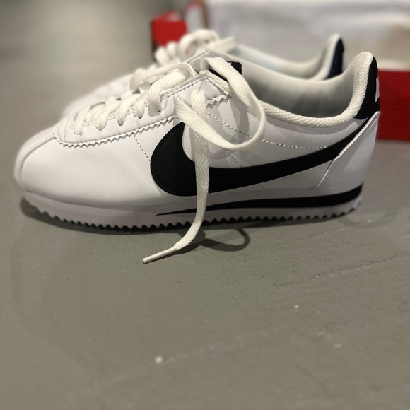 Women’s Nike Classic Cortez Leather Shoe
Size 6.5 Brand New - Picture 3 of 6